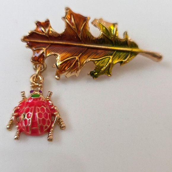 LEAF AND Dangle Lady Bug 🐞  Brooch BRB - Picture 1 of 4